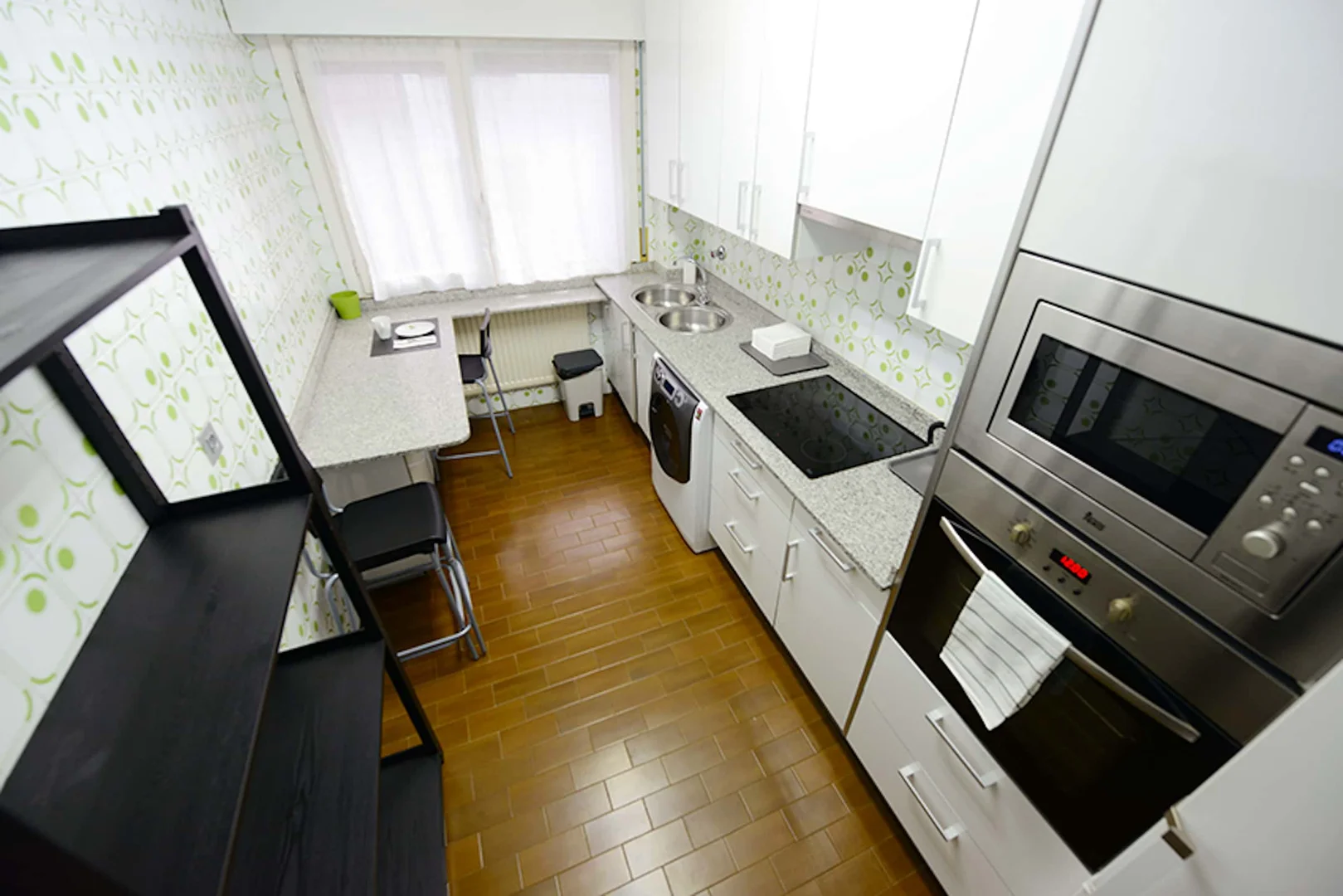 Quarto de estudante em com área de estudo e instalações partilhadas