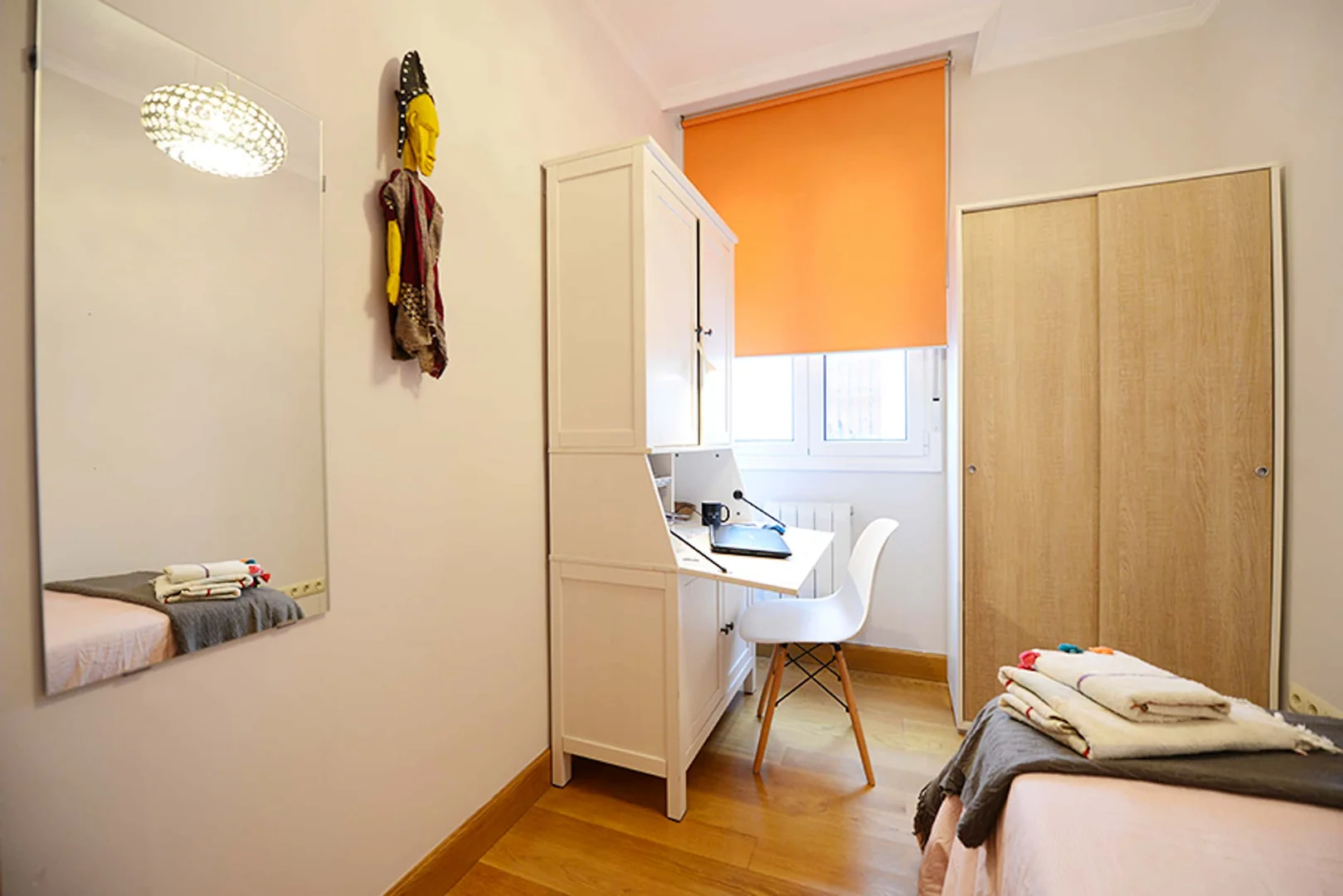 Quarto de estudante confortável e espaçoso em 