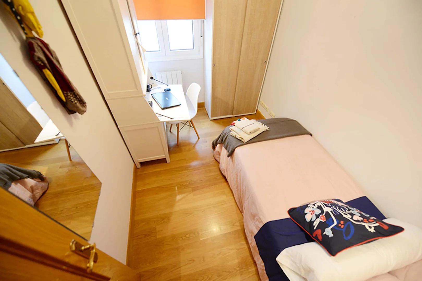 Quarto de estudante confortável e espaçoso em 