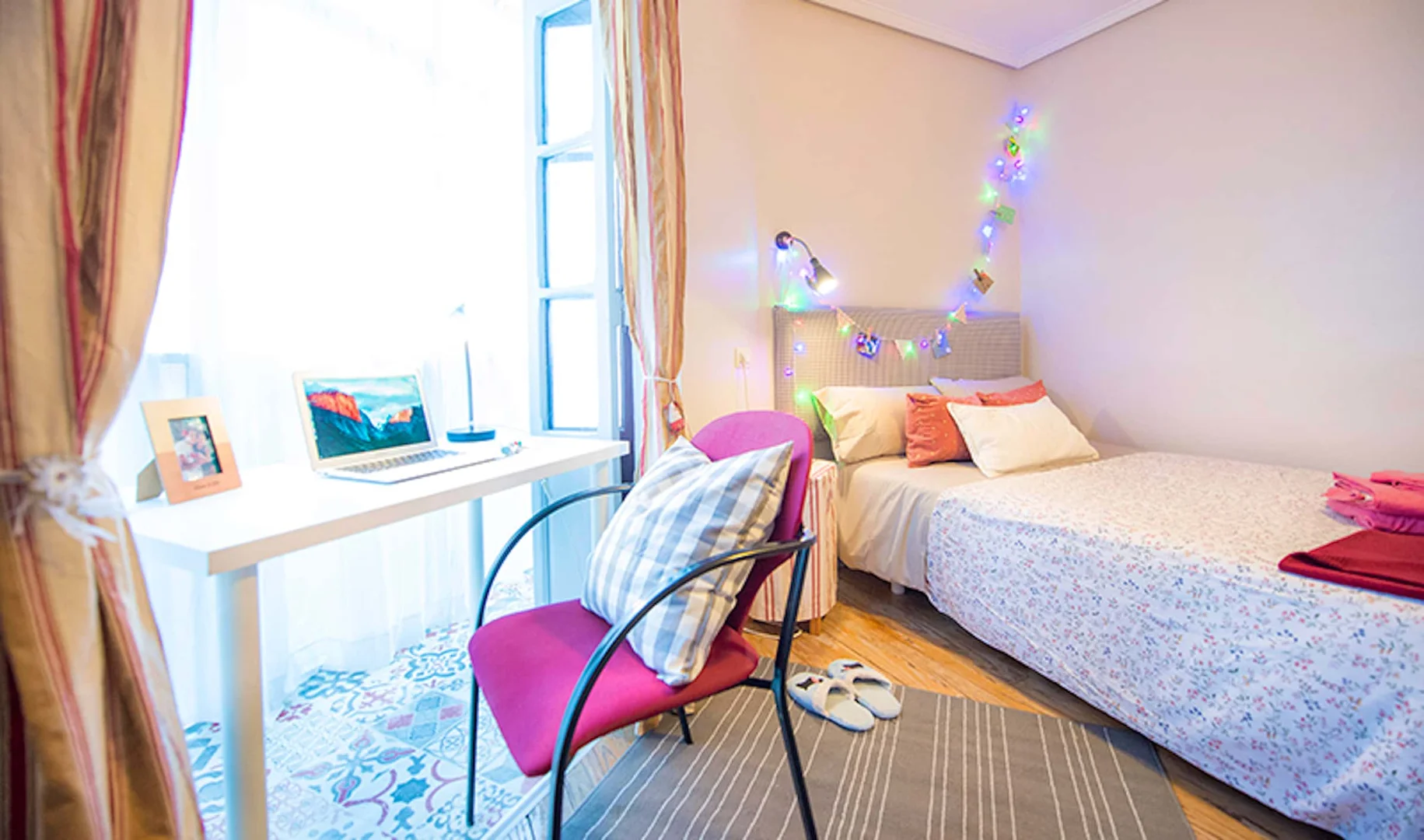 Quarto de estudante em com área de estudo e instalações partilhadas