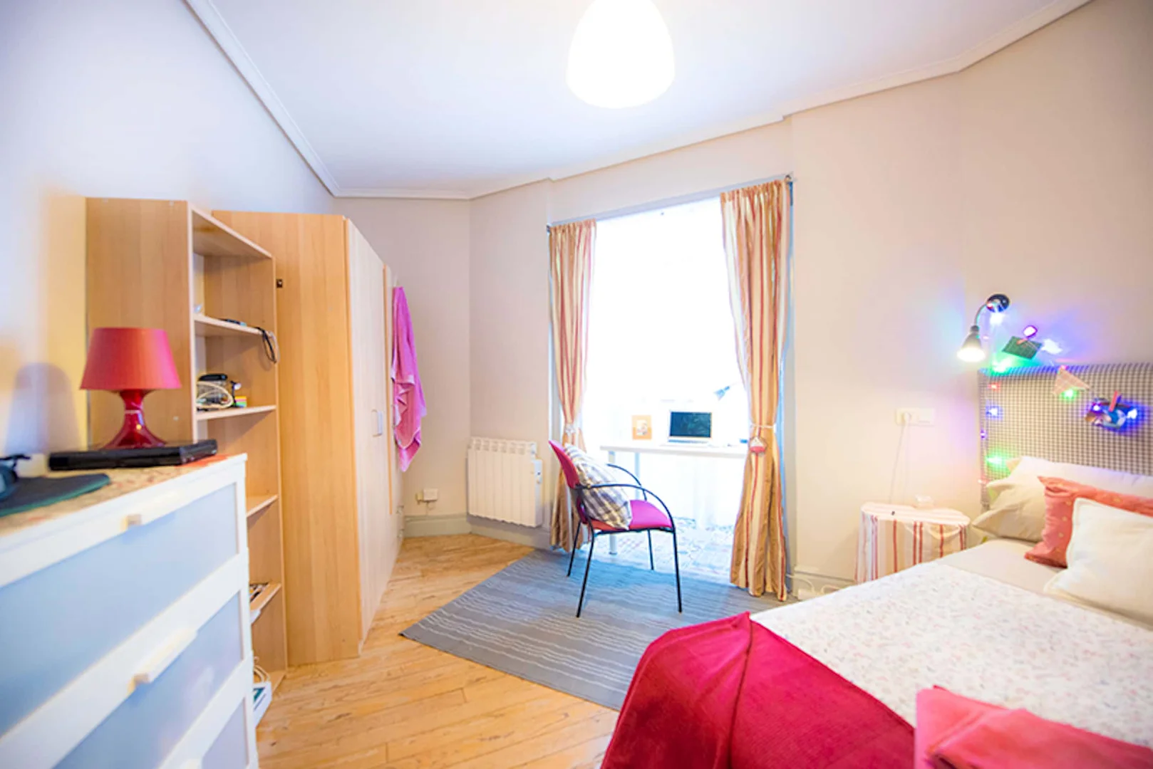 Quarto para alugar em apartamento de estudantes em , totalmente mobilado