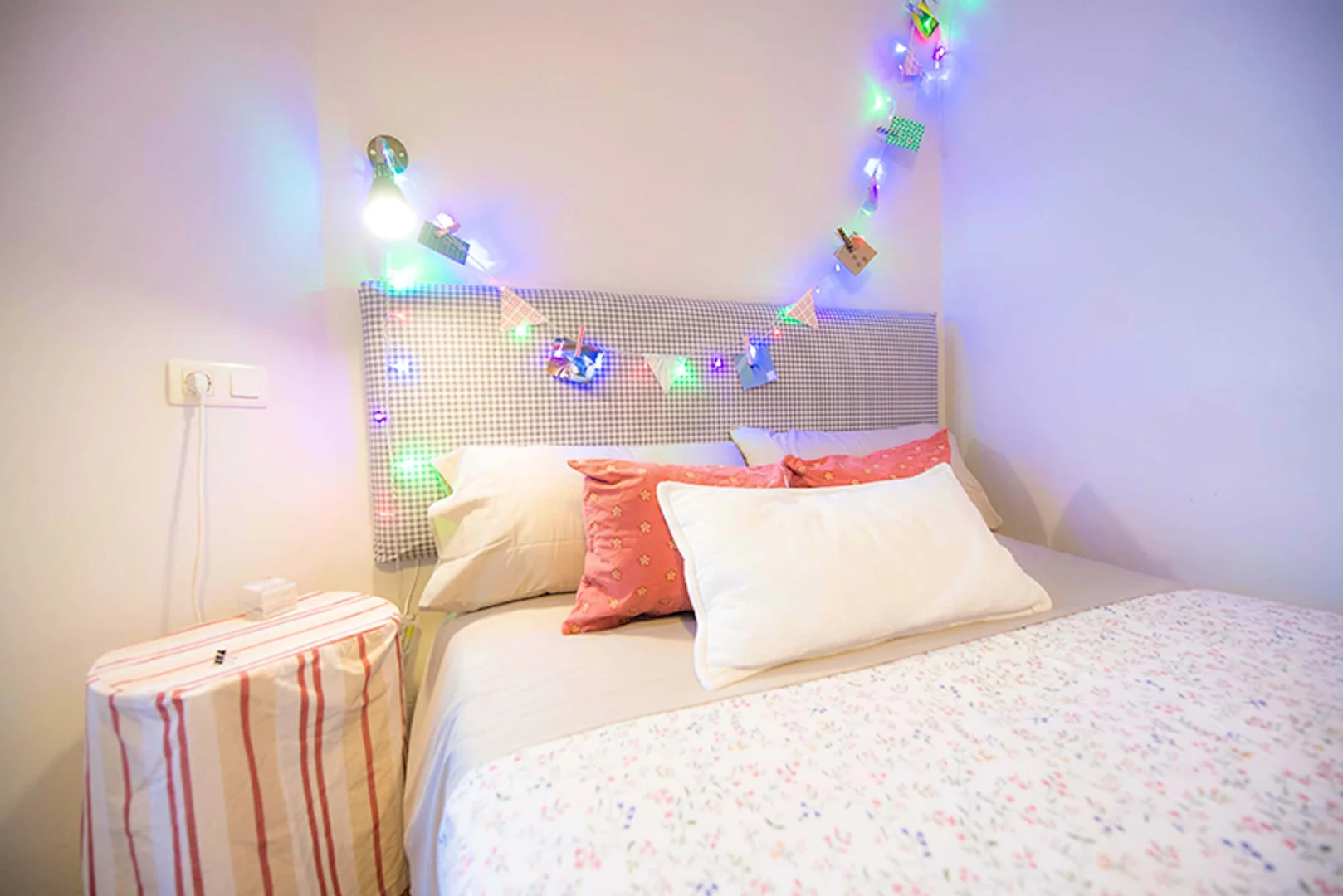 Quarto de estudante luminoso e arejado com acesso fácil à universidade em