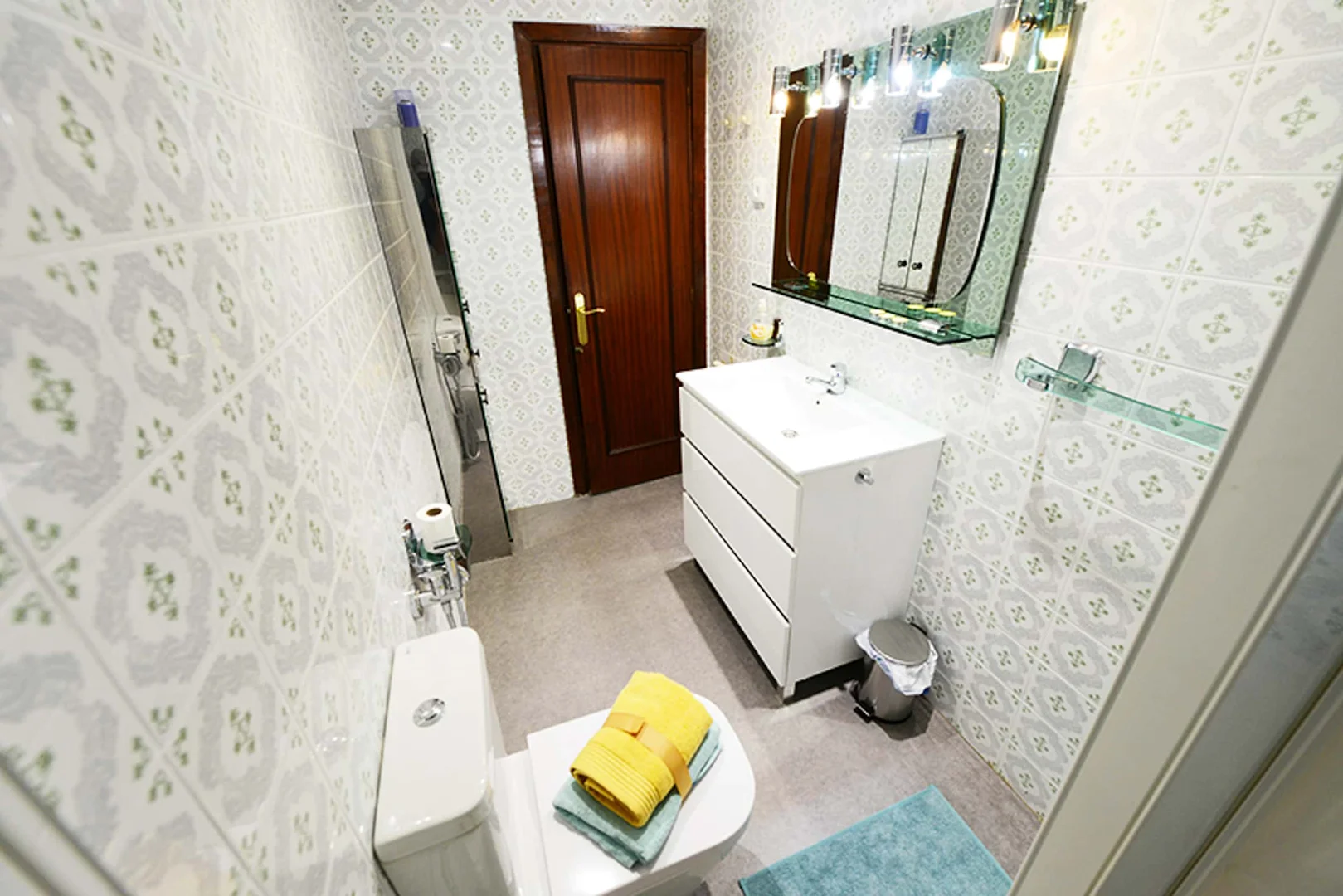 Quarto de estudante luminoso e arejado com acesso fácil à universidade em
