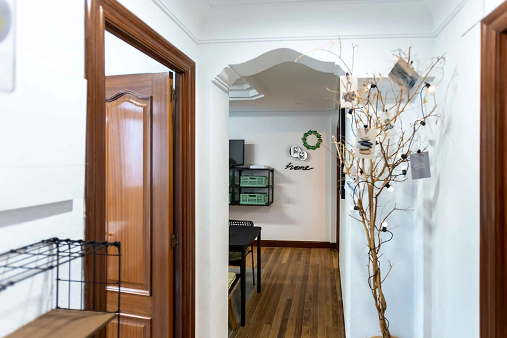Quarto acessível para estudantes com iluminação ampla em 