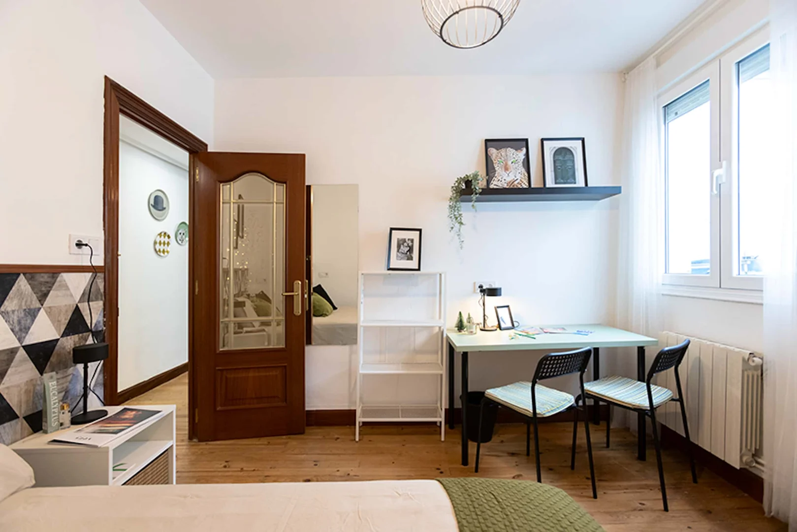Quarto de estudante em com área de estudo e instalações partilhadas