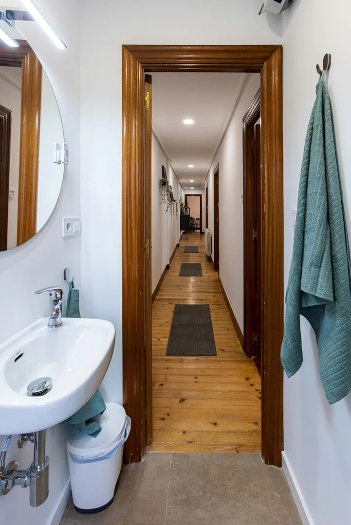 Quarto acessível para estudantes com iluminação ampla em