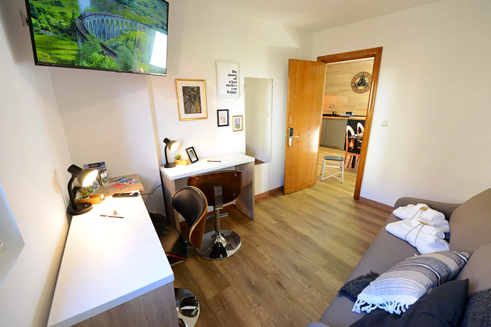 Quarto acessível para estudantes com iluminação ampla em