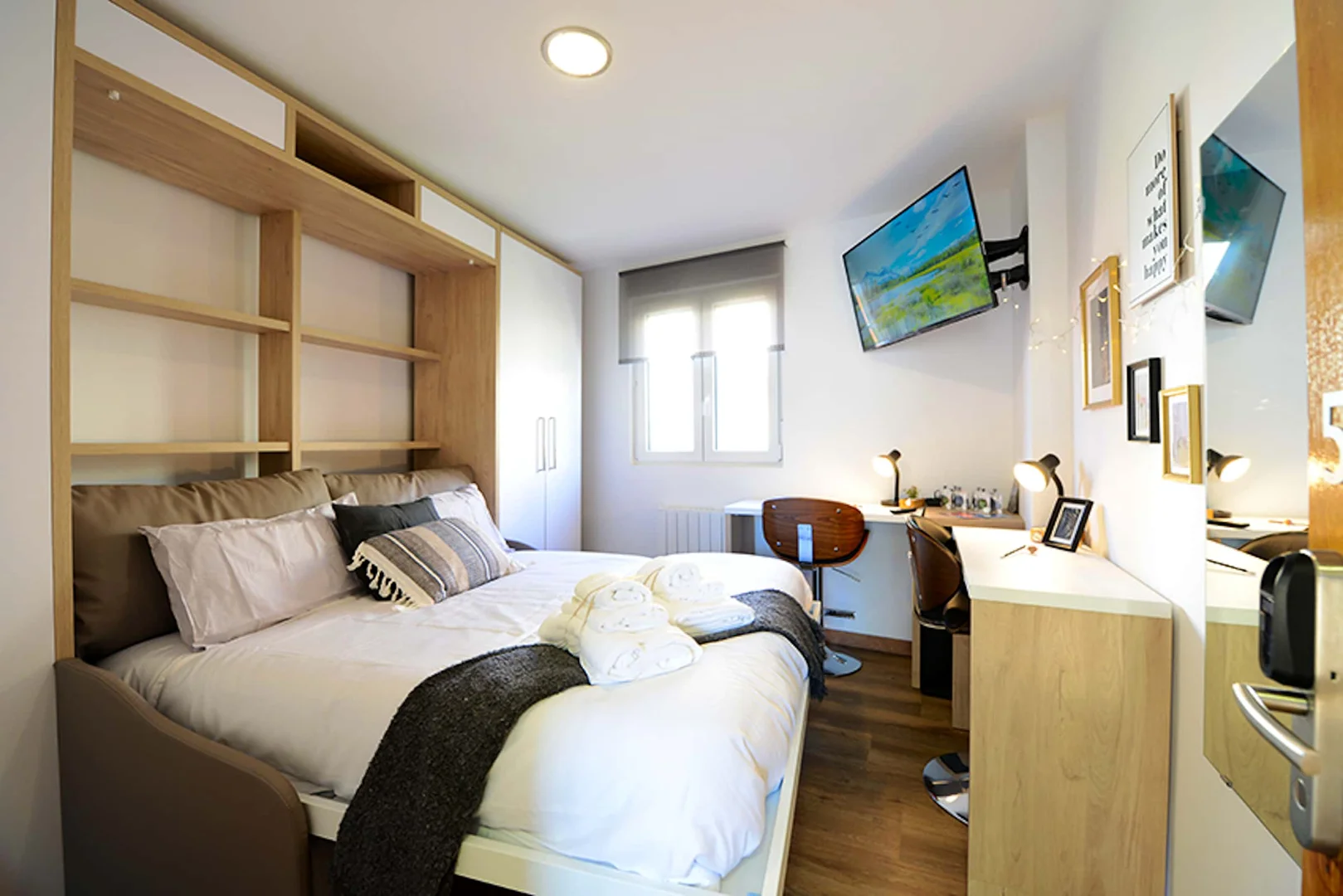 Quarto de estudante confortável e espaçoso em