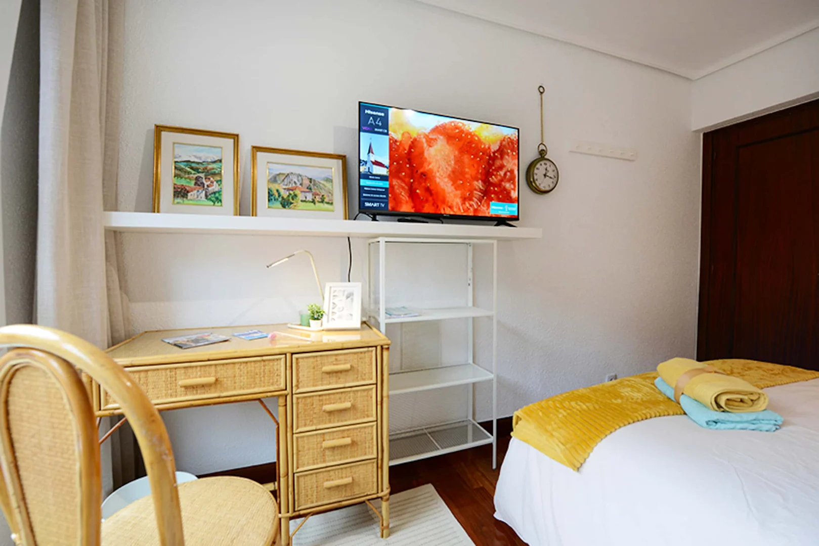 Quarto acessível para estudantes com iluminação ampla em