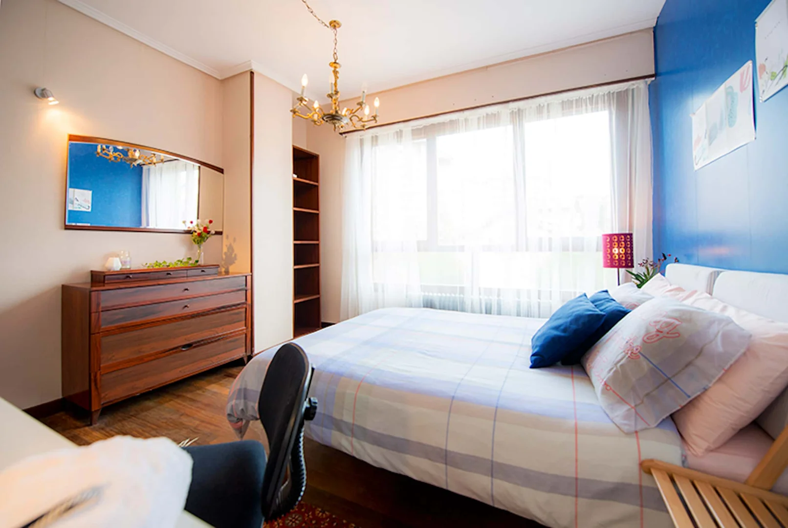 Quarto de estudante em  com área de estudo e instalações partilhadas