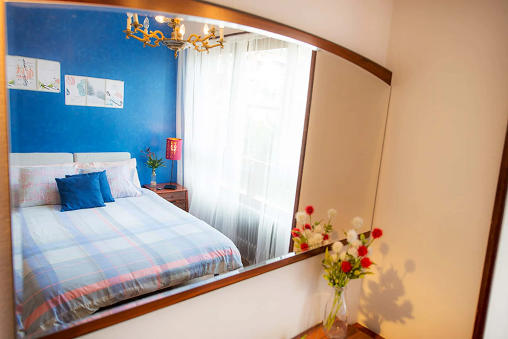 Quarto acessível para estudantes com iluminação ampla em 