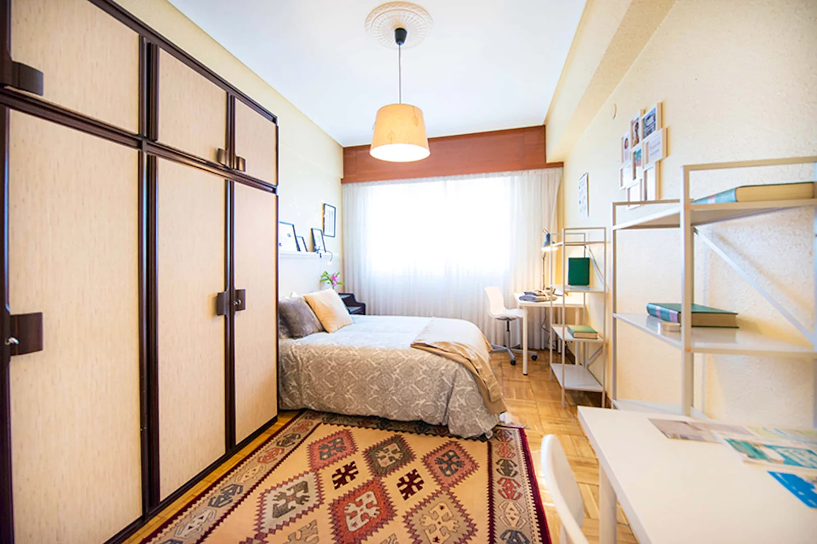 Quarto para alugar em apartamento de estudantes em , totalmente mobilado