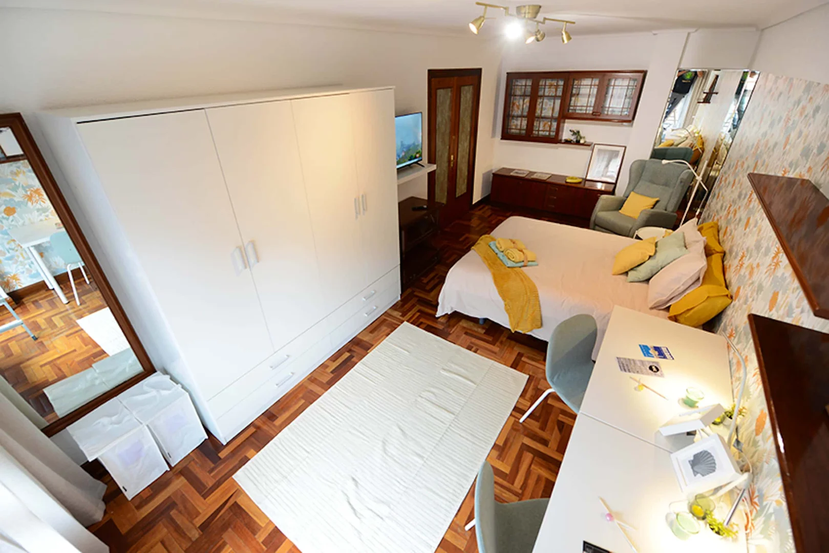 Quarto acessível para estudantes com iluminação ampla em 