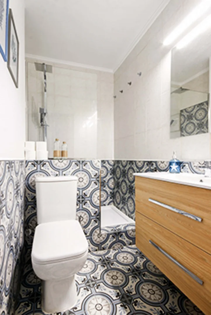 Quarto para alugar em apartamento de estudantes em , totalmente mobilado