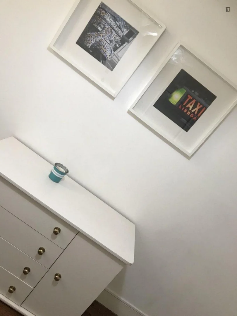 Bright and airy student room with easy university access in 