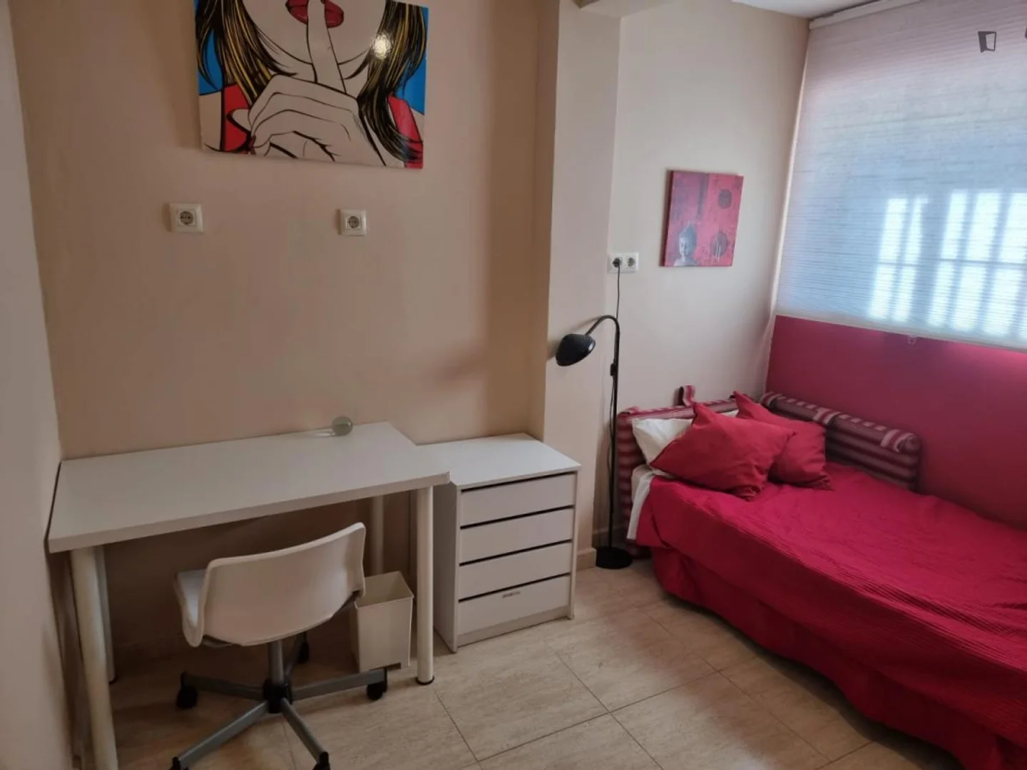  bölgesinde uygun konuma sahip ekonomik öğrenci odası