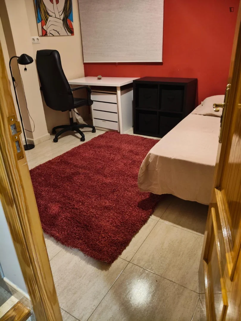  bölgesinde uygun konuma sahip ekonomik öğrenci odası