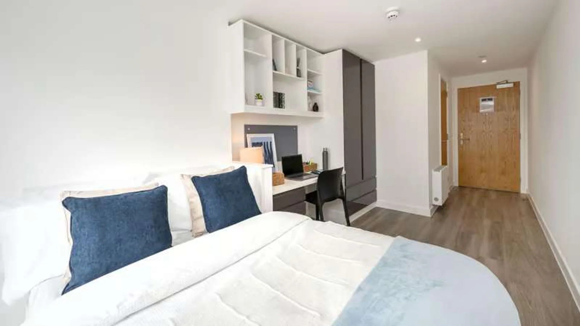 Student-friendly room in  with modern amenities