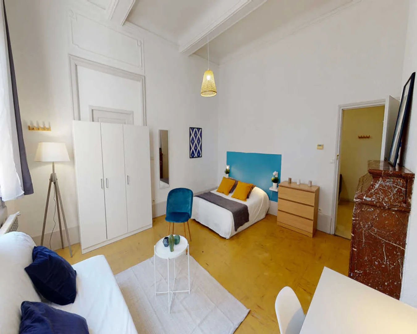 Quarto de estudante em com área de estudo e instalações partilhadas