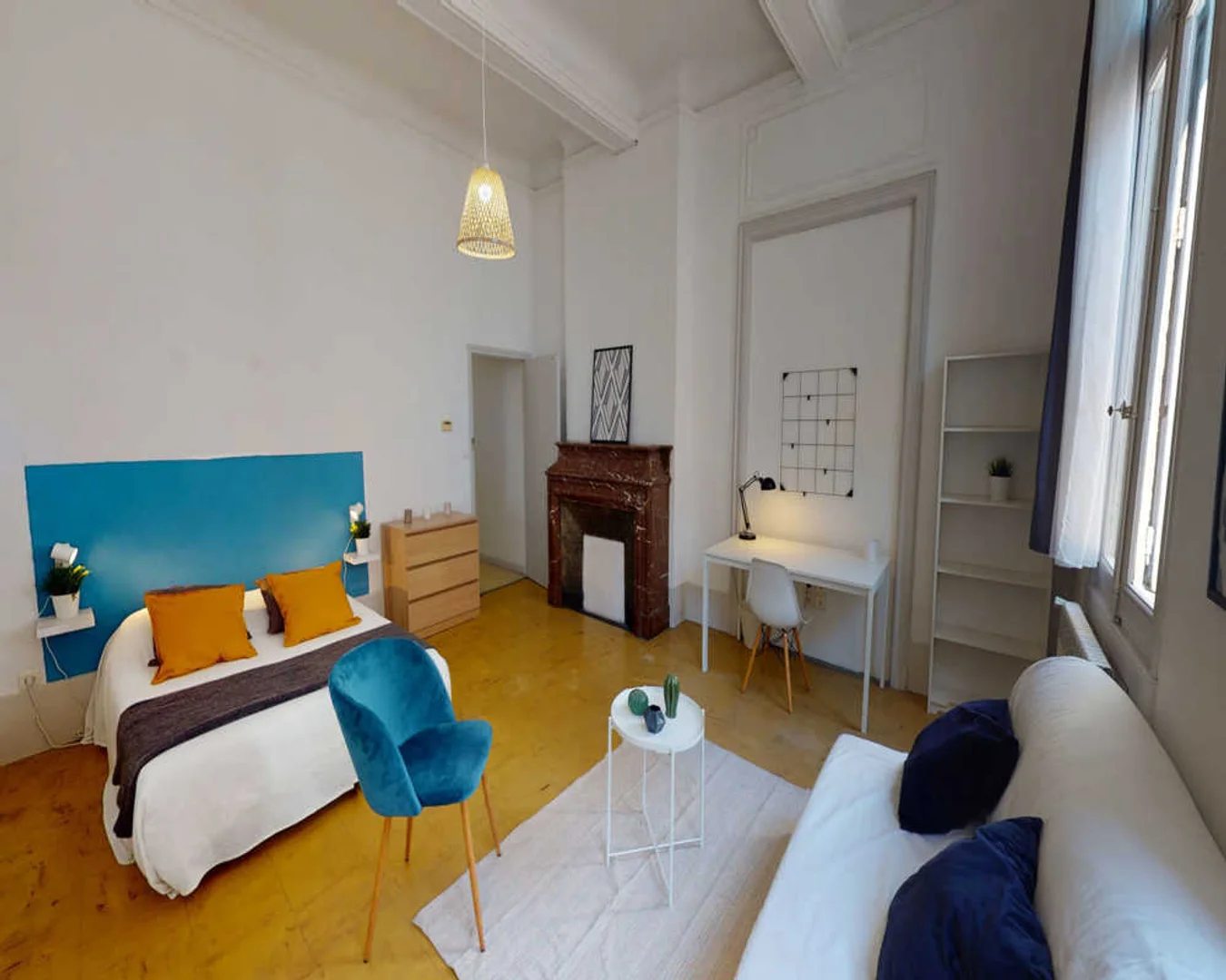 Quarto de estudante confortável e espaçoso em