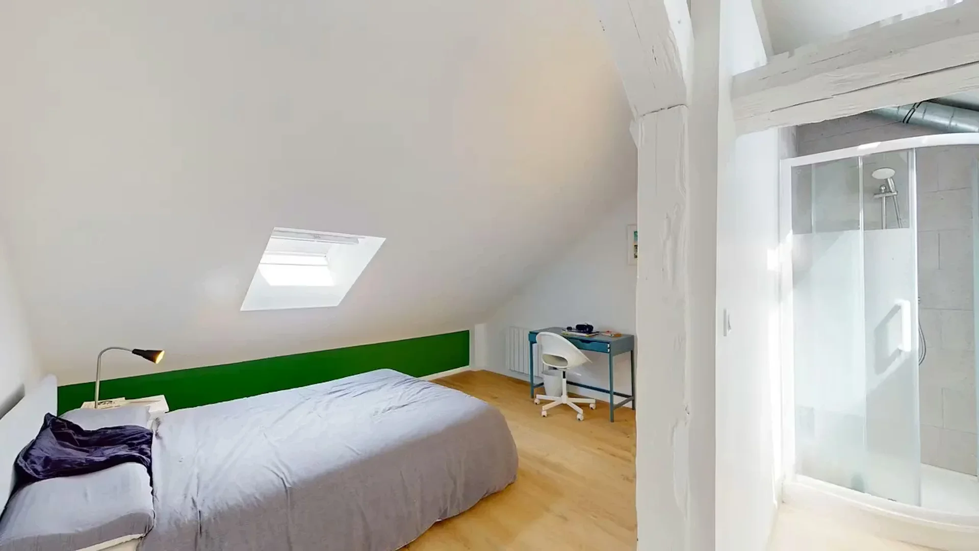 Stanza economica per studenti con ampia illuminazione in 