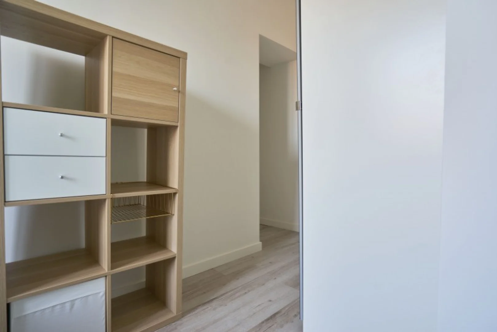 Habitación estudiantil luminosa y aireada con fácil acceso a la universidad en 