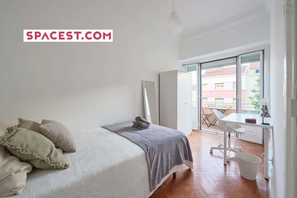 Quarto privado em Av. Alm. Reis 219, 1000-049 Lisboa, Portugal, imagem 1 de 20