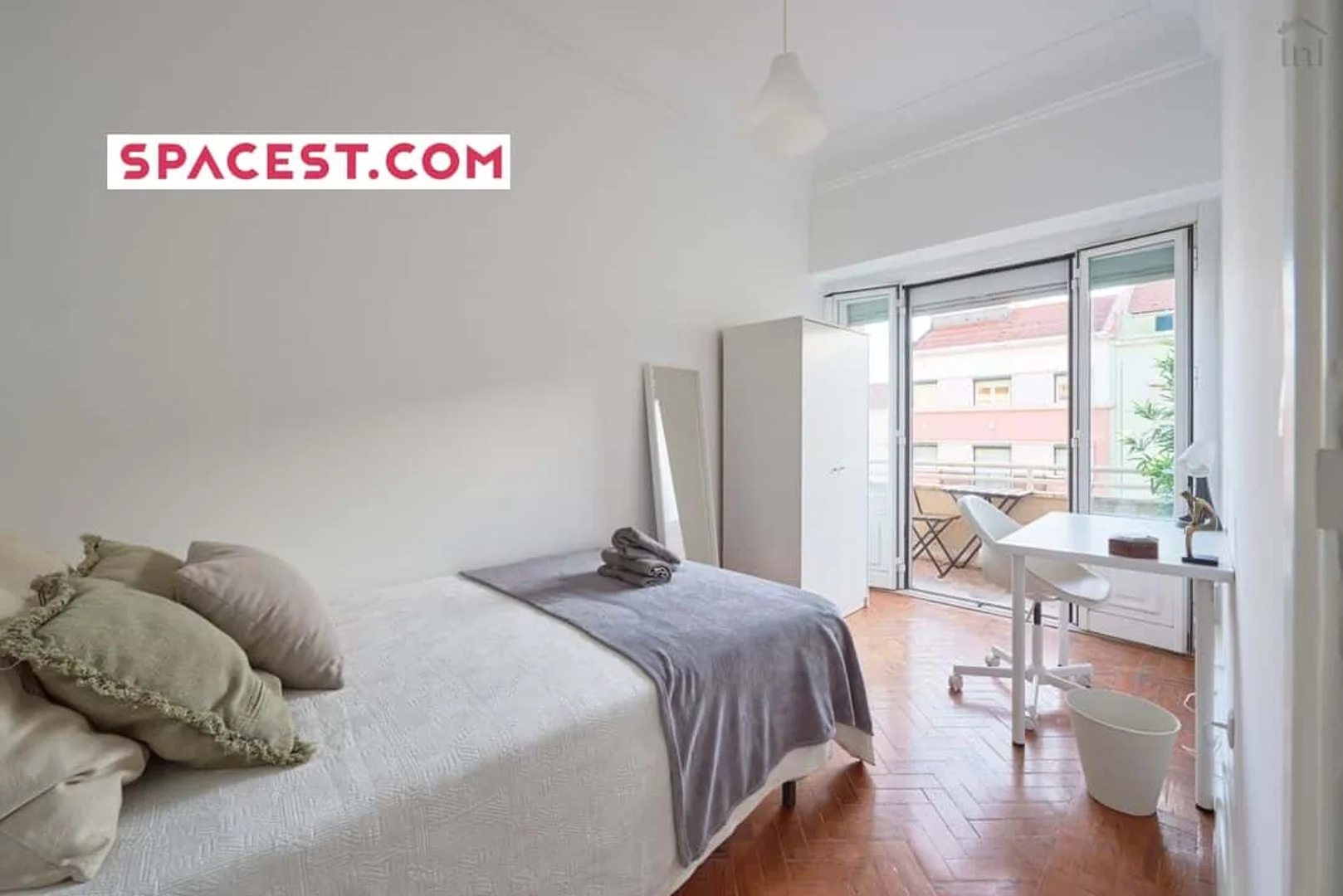 Quarto para alugar em apartamento de estudantes em , totalmente mobilado