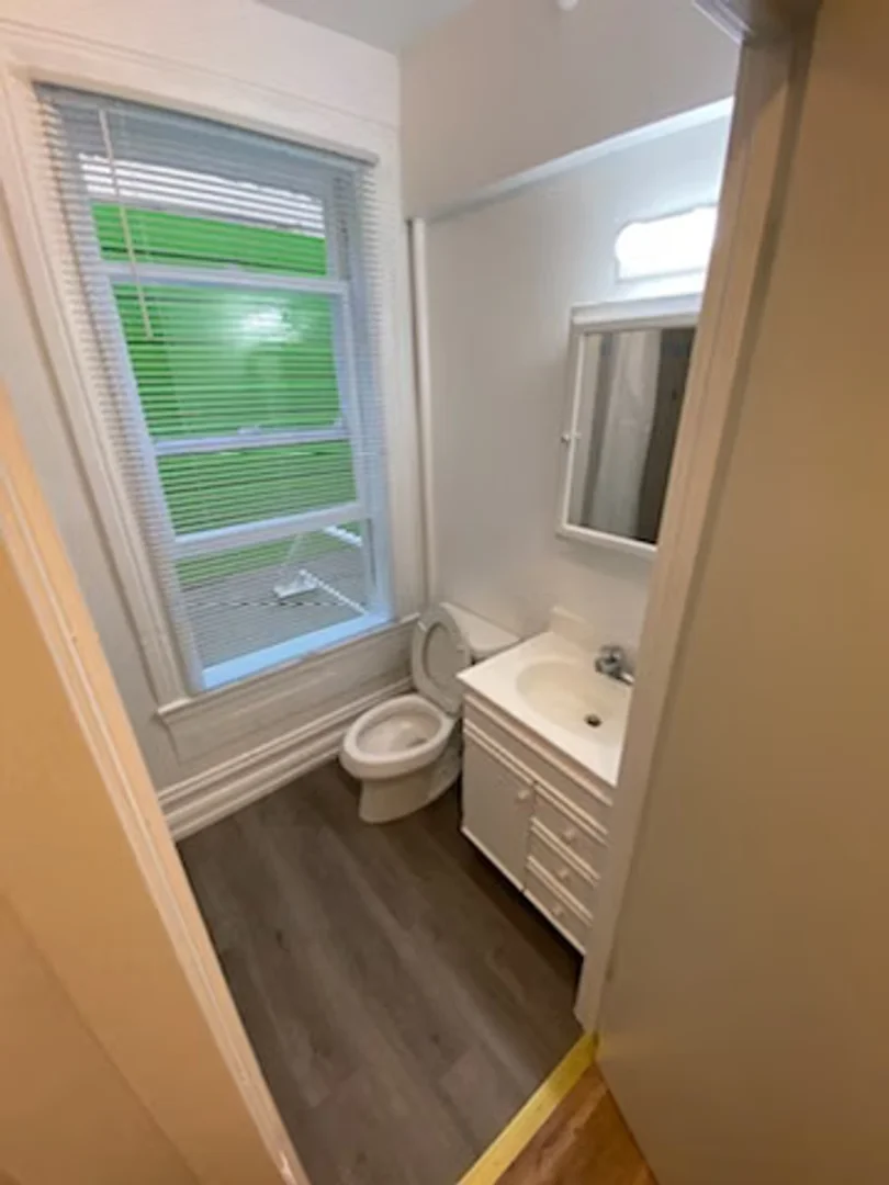 Quarto de estudante em  com área de estudo e instalações partilhadas