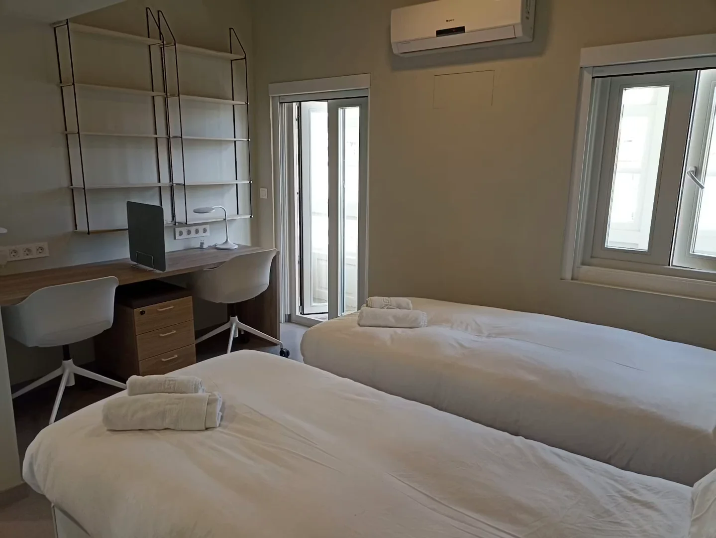 Quarto de estudante luminoso e arejado com acesso fácil à universidade em 
