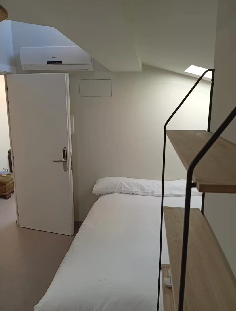 Camera per studenti in  con area studio e servizi in comune
