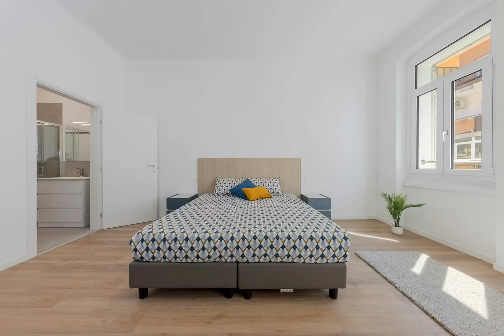 Quarto acessível para estudantes com iluminação ampla em 