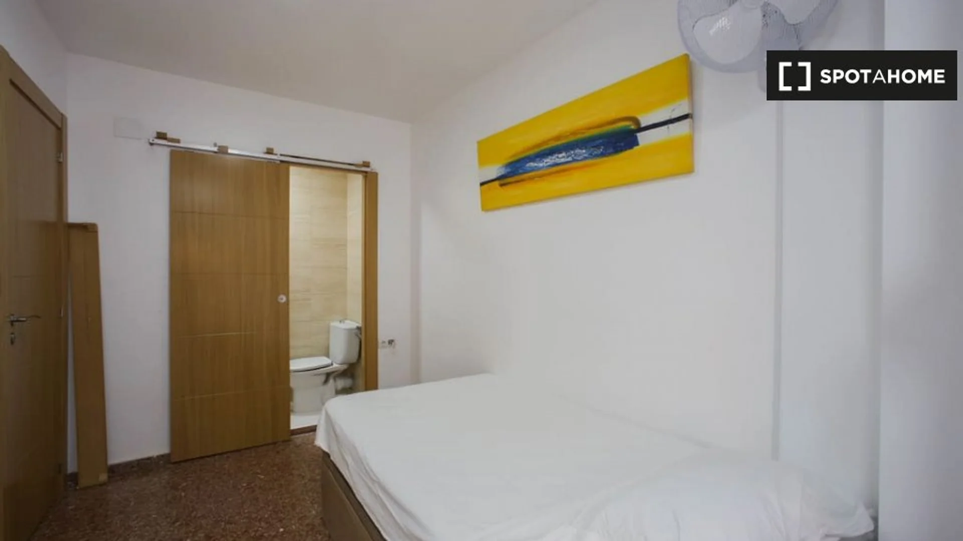 Habitación estudiantil funcional perfecta para estudiar en 