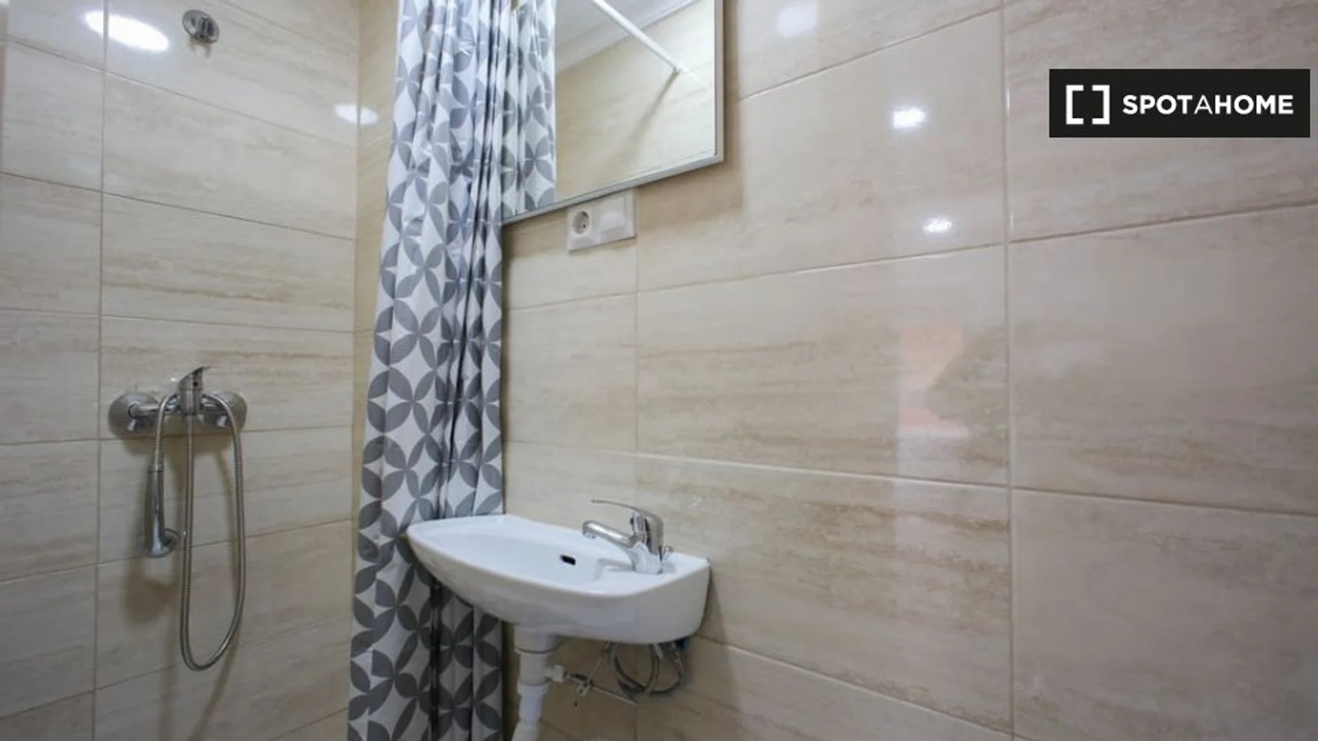 Habitación estudiantil amplia y cómoda en 