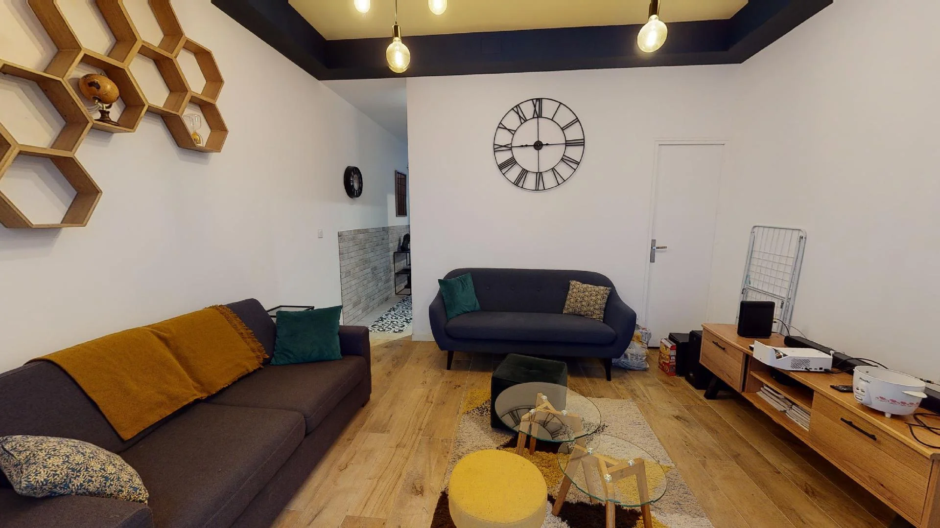 Quarto acessível para estudantes com iluminação ampla em