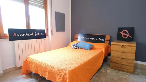 Quarto privado em Via Andrea Cordedda, 4, 07100 Sassari SS, Italy, imagem 1 de 32