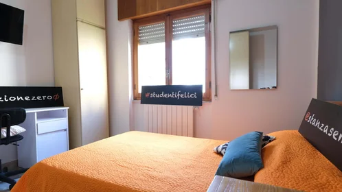 Quarto privado em Via Andrea Cordedda, 4, 07100 Sassari SS, Italy, imagem 2 de 32