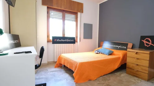Quarto privado em Via Andrea Cordedda, 4, 07100 Sassari SS, Italy, imagem 7 de 32
