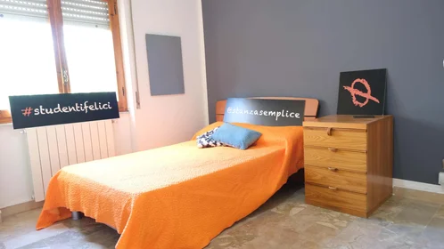 Quarto privado em Via Andrea Cordedda, 4, 07100 Sassari SS, Italy, imagem 8 de 32
