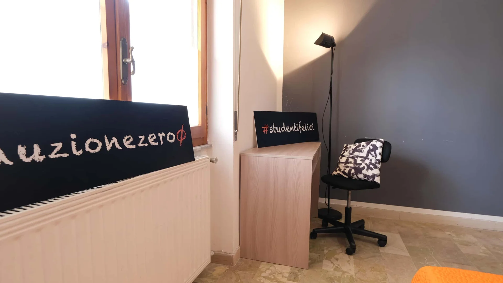 Quarto de estudante em  com área de estudo e instalações partilhadas