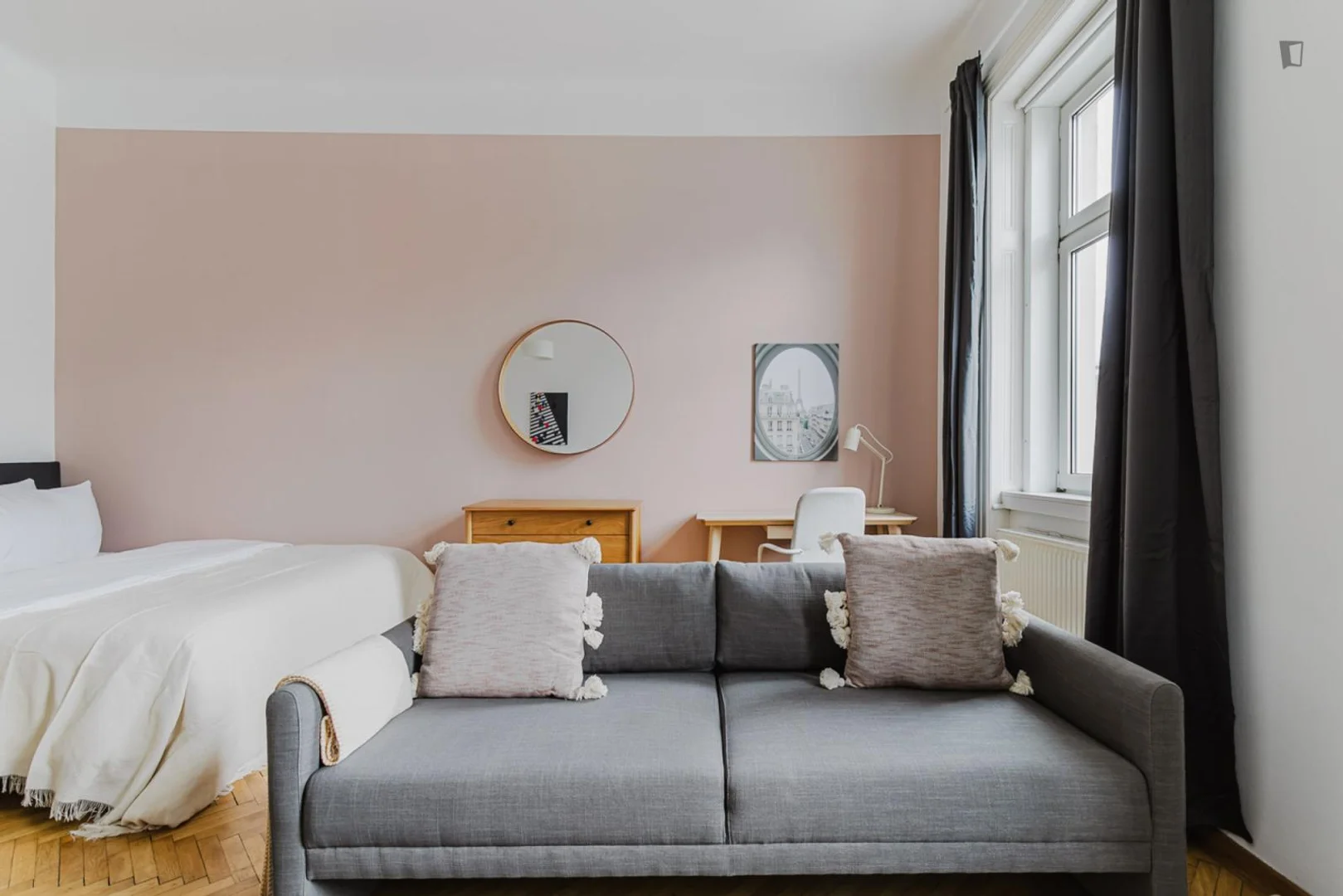 Chic studio apartment near campus in 