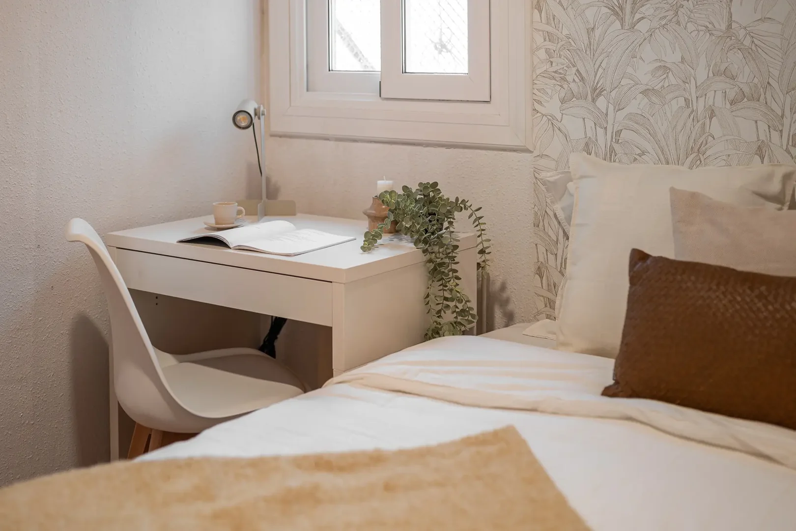 Chambre d'étudiant à  avec espace d'étude et installations communes