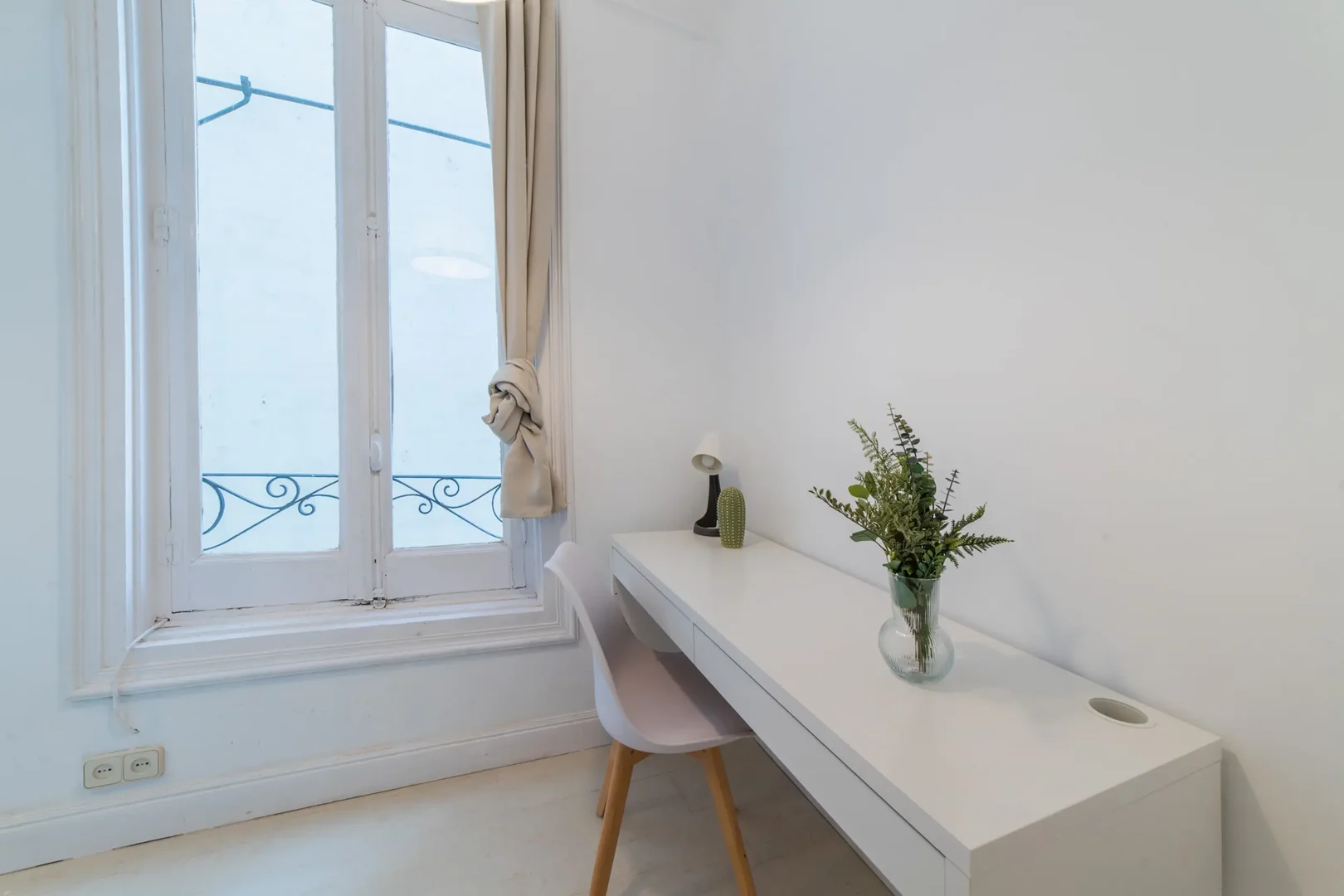 Bright and airy student room with easy university access in 