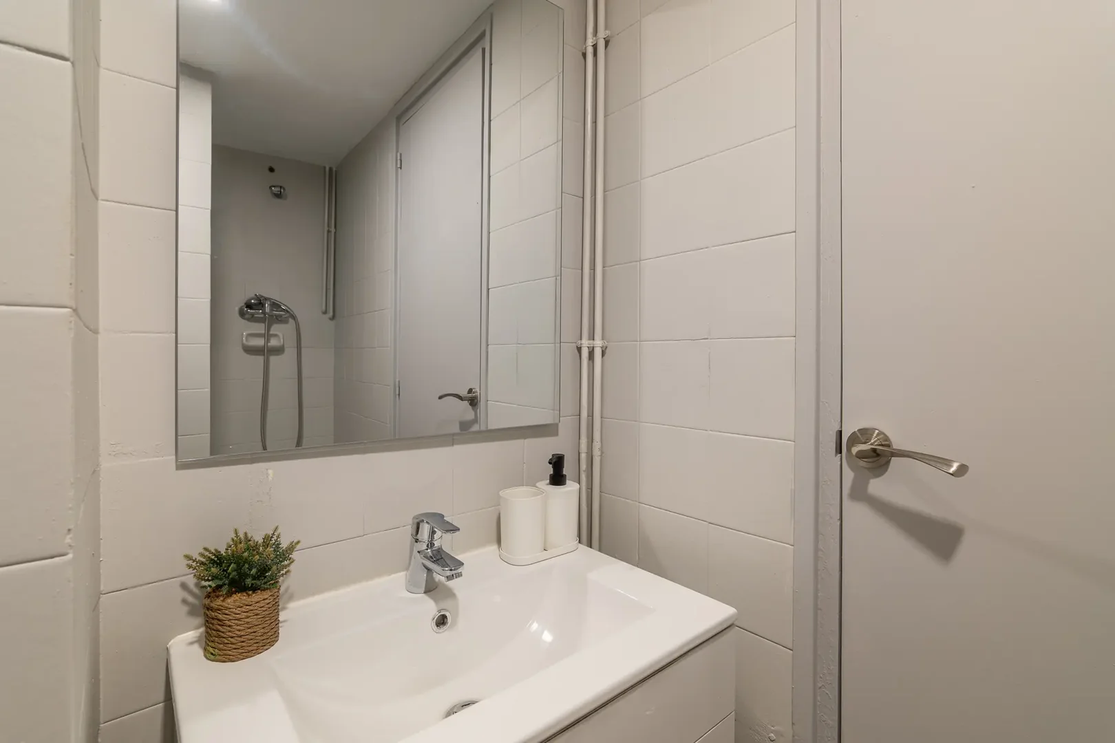 Habitación estudiantil funcional perfecta para estudiar en 