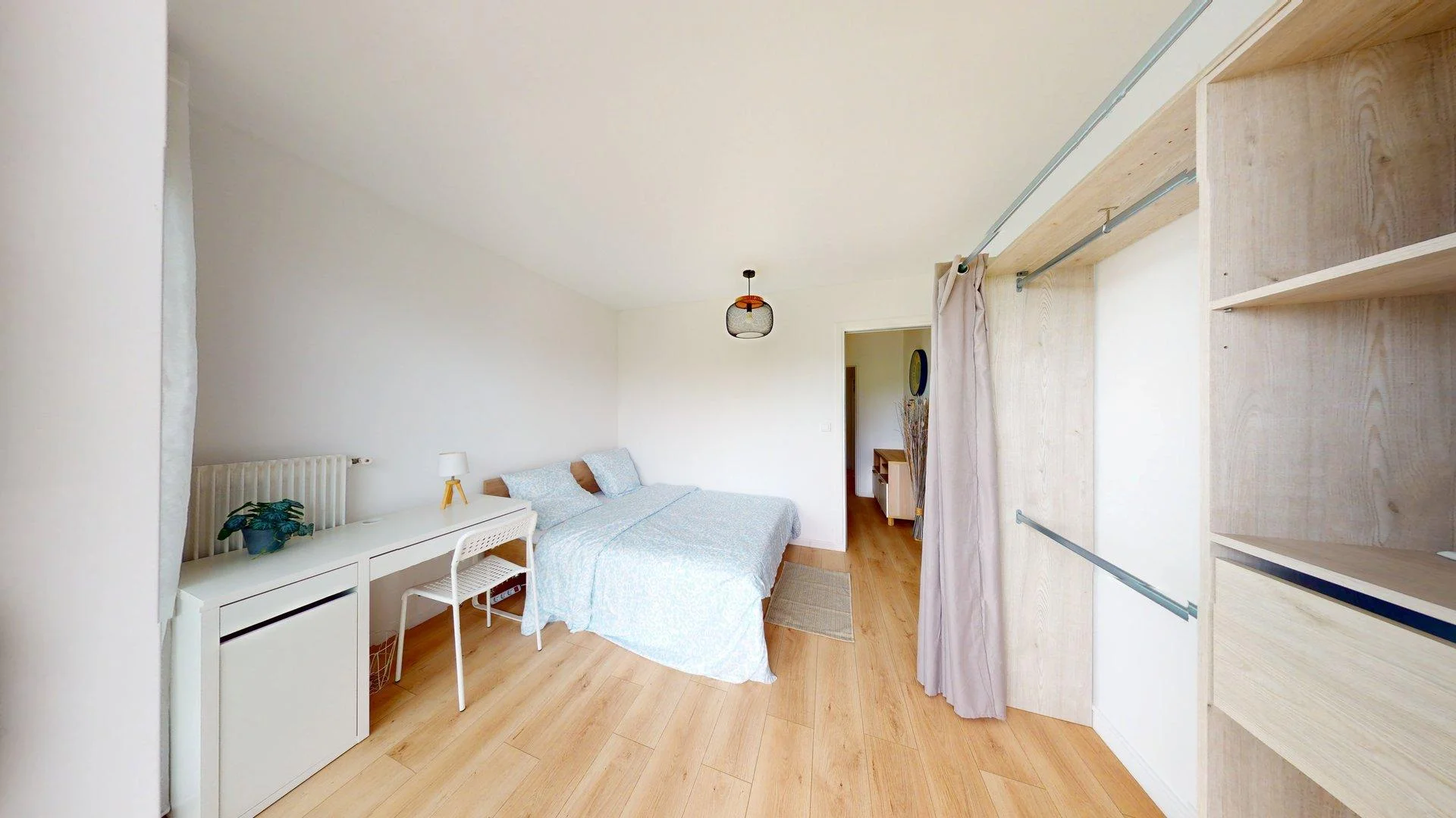 Quarto de estudante luminoso e arejado com acesso fácil à universidade em 