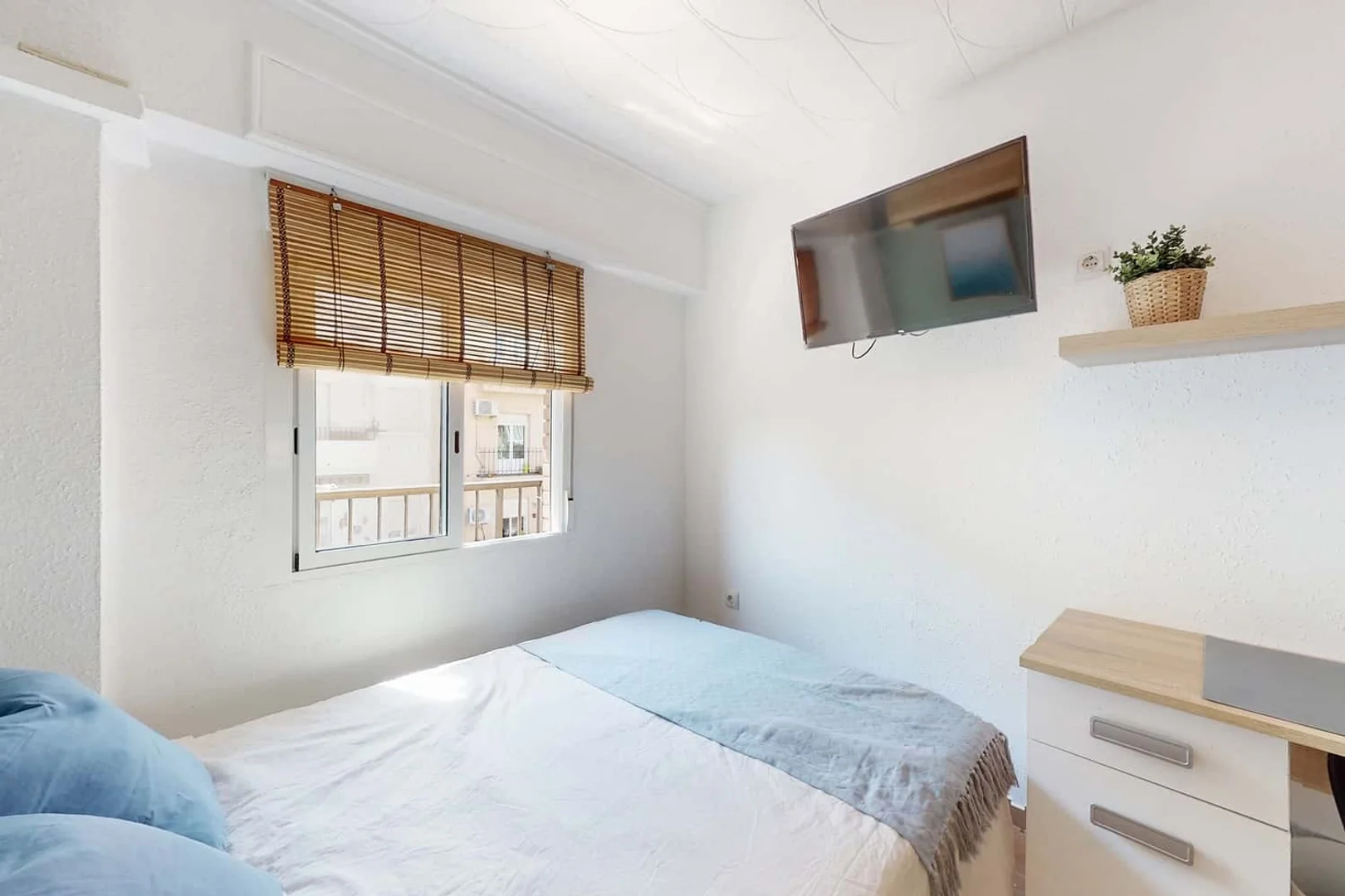 Bright and airy student room with easy university access in