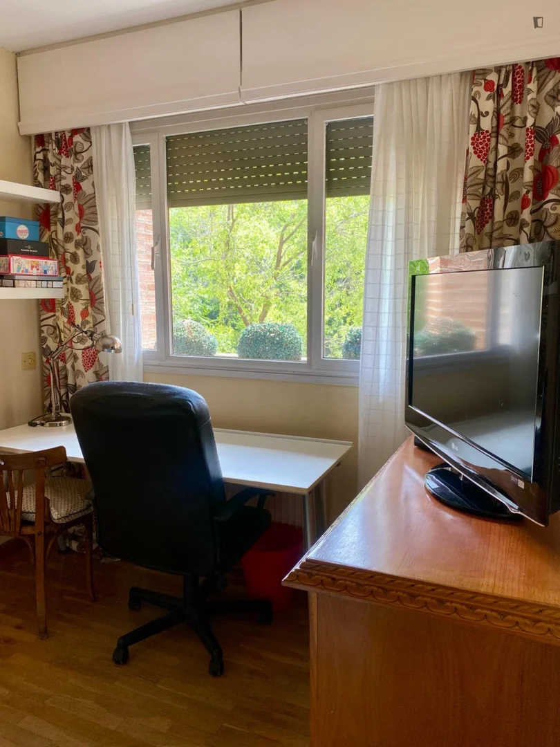 Studentenzimmer in  mit Arbeitsbereich und Gemeinschaftseinrichtungen