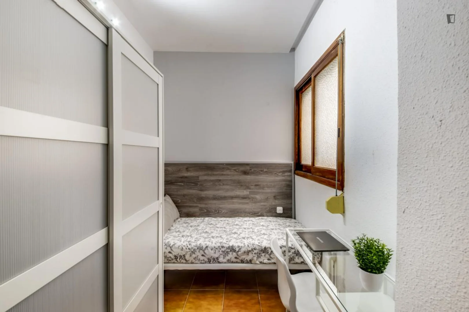 Quarto de estudante económico perto do campus em 
