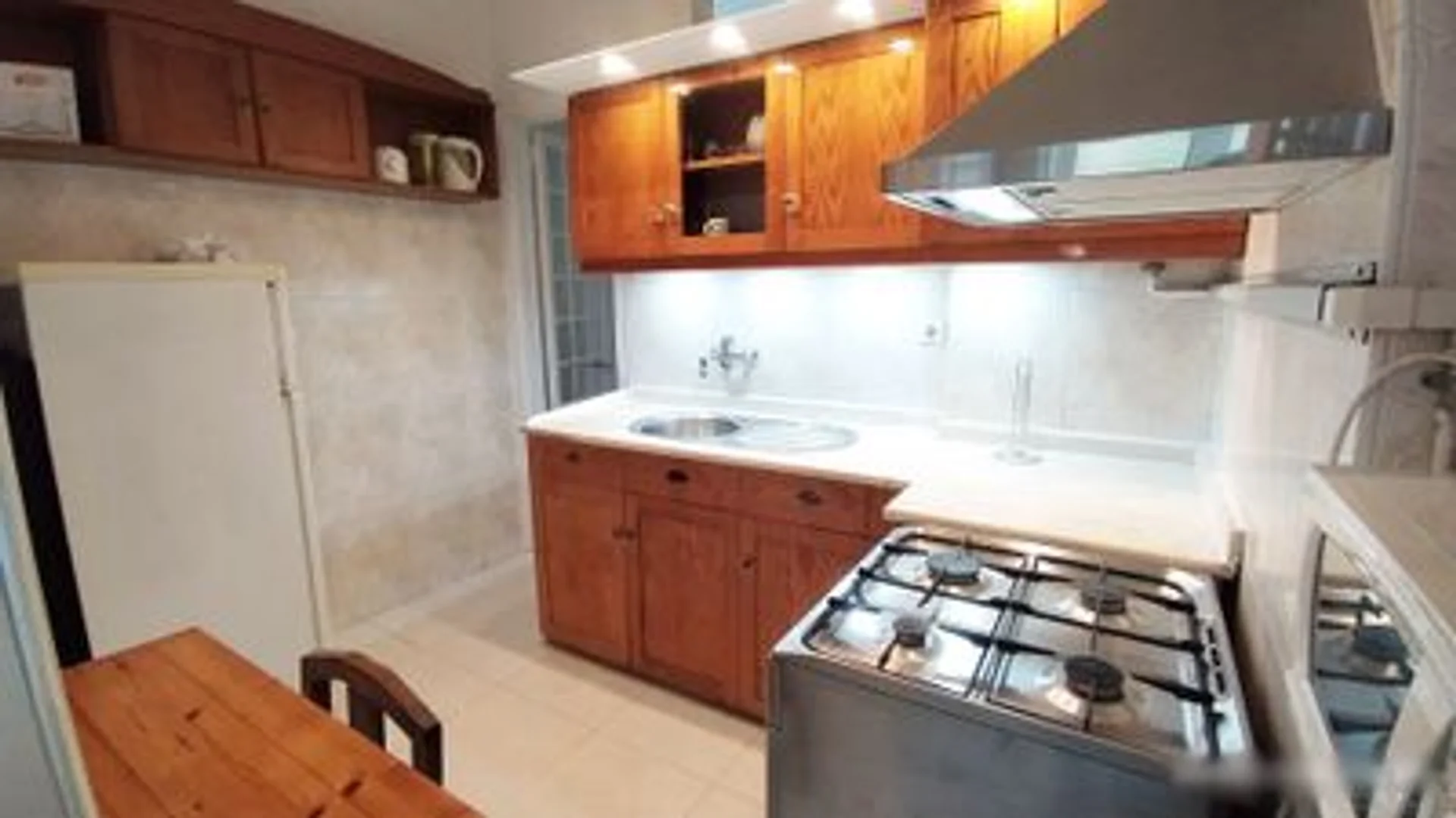 'da öğrenciler için yeterli aydınlatmaya sahip uygun fiyatlı oda