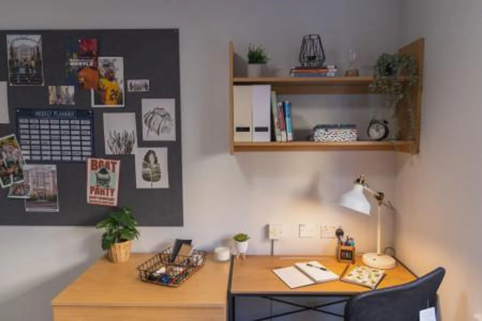 Funkcjonalny pokój studencki idealny do nauki w 
